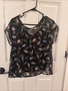 Mudd Black Sheer Feather-Print Short Sleeve Blouse